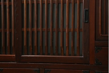 中古　美品　ニレ材　格子戸と黒金具が和の趣を添える水屋箪笥サイドボード　(R-084946)