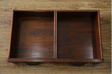 中古　美品　ニレ材　格子戸と黒金具が和の趣を添える水屋箪笥サイドボード　(R-084946)