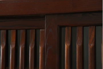 中古　美品　ニレ材　格子戸と黒金具が和の趣を添える水屋箪笥サイドボード　(R-084946)