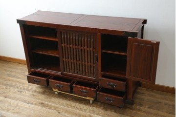 中古　美品　ニレ材　格子戸と黒金具が和の趣を添える水屋箪笥サイドボード　(R-084946)