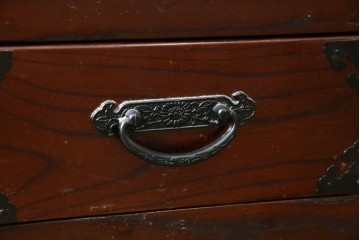 中古　美品　ニレ材　格子戸と黒金具が和の趣を添える水屋箪笥サイドボード　(R-084946)