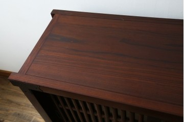 中古　美品　ニレ材　格子戸と黒金具が和の趣を添える水屋箪笥サイドボード　(R-084946)