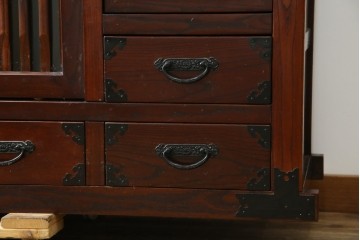 中古　美品　ニレ材　格子戸と黒金具が和の趣を添える水屋箪笥サイドボード　(R-084946)