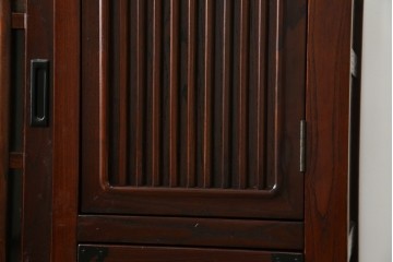 中古　美品　ニレ材　格子戸と黒金具が和の趣を添える水屋箪笥サイドボード　(R-084946)