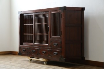 中古　美品　ニレ材　格子戸と黒金具が和の趣を添える水屋箪笥サイドボード　(R-084946)