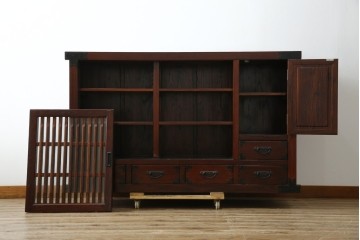 中古　美品　ニレ材　格子戸と黒金具が和の趣を添える水屋箪笥サイドボード　(R-084946)