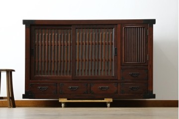 中古　美品　ニレ材　格子戸と黒金具が和の趣を添える水屋箪笥サイドボード　(R-084946)