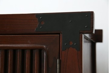 中古　美品　ニレ材　格子戸と黒金具が和の趣を添える水屋箪笥サイドボード　(R-084946)