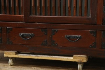 中古　美品　ニレ材　格子戸と黒金具が和の趣を添える水屋箪笥サイドボード　(R-084946)