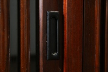 中古　美品　ニレ材　格子戸と黒金具が和の趣を添える水屋箪笥サイドボード　(R-084946)