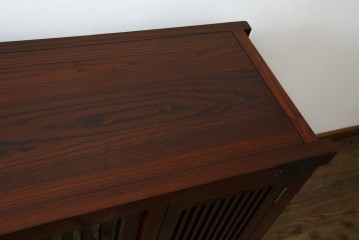 中古　美品　ニレ材　格子戸と黒金具が和の趣を添える水屋箪笥サイドボード　(R-084946)