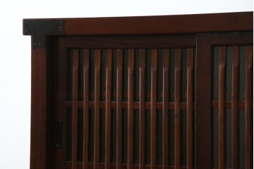 中古　美品　ニレ材　格子戸と黒金具が和の趣を添える水屋箪笥サイドボード　(R-084946)