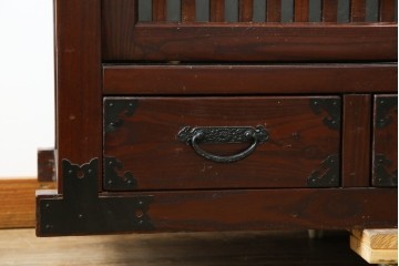 中古　美品　ニレ材　格子戸と黒金具が和の趣を添える水屋箪笥サイドボード　(R-084946)