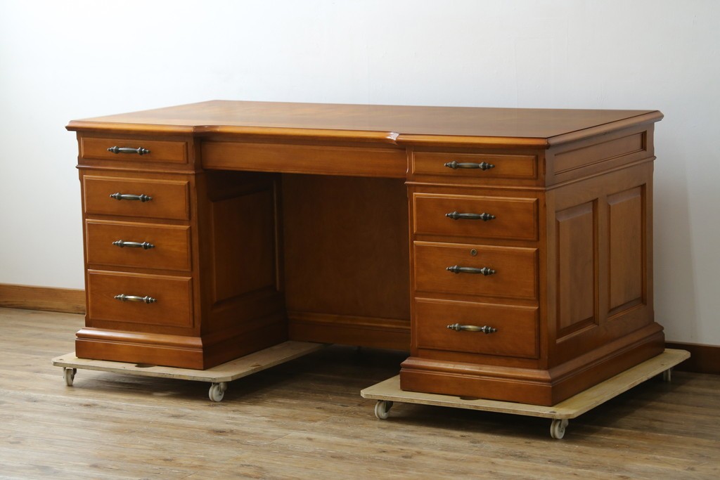 中古　美品　横浜クラシック家具　ダニエル(daniel)　上品な木肌が美しい重厚な両袖デスク　(R-084947)