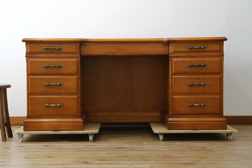 中古　美品　横浜クラシック家具　ダニエル(daniel)　上品な木肌が美しい重厚な両袖デスク　(R-084947)