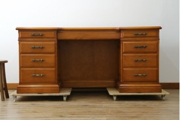 中古　美品　横浜クラシック家具　ダニエル(daniel)　上品な木肌が美しい重厚な両袖デスク　(R-084947)