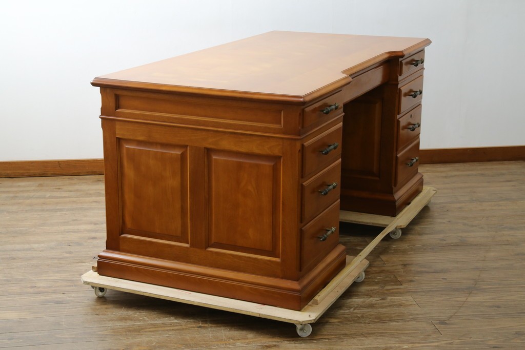 中古　美品　横浜クラシック家具　ダニエル(daniel)　上品な木肌が美しい重厚な両袖デスク　(R-084947)