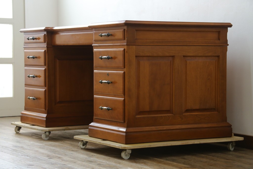 中古　美品　横浜クラシック家具　ダニエル(daniel)　上品な木肌が美しい重厚な両袖デスク　(R-084947)