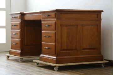 中古　美品　横浜クラシック家具　ダニエル(daniel)　上品な木肌が美しい重厚な両袖デスク　(R-084947)