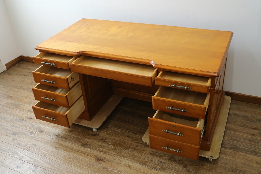 中古　美品　横浜クラシック家具　ダニエル(daniel)　上品な木肌が美しい重厚な両袖デスク　(R-084947)