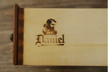 中古　美品　横浜クラシック家具　ダニエル(daniel)　上品な木肌が美しい重厚な両袖デスク　(R-084947)