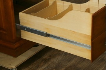 中古　美品　横浜クラシック家具　ダニエル(daniel)　上品な木肌が美しい重厚な両袖デスク　(R-084947)