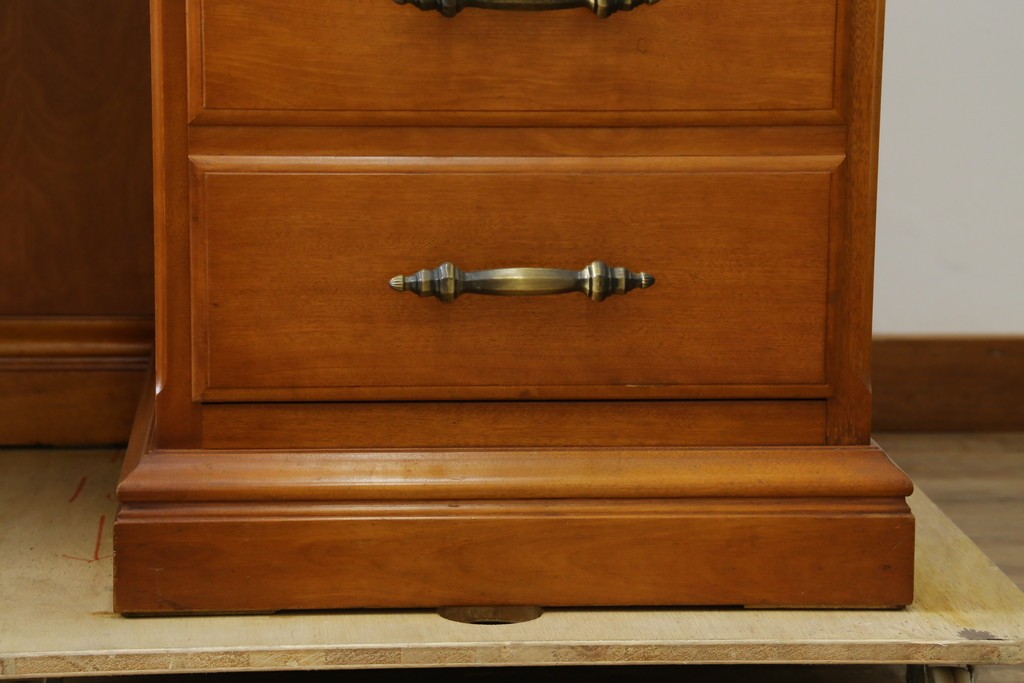 中古　美品　横浜クラシック家具　ダニエル(daniel)　上品な木肌が美しい重厚な両袖デスク　(R-084947)