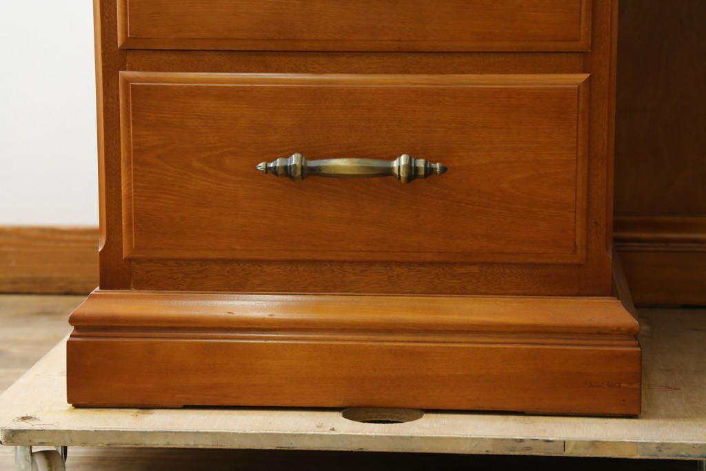 中古　美品　横浜クラシック家具　ダニエル(daniel)　上品な木肌が美しい重厚な両袖デスク　(R-084947)