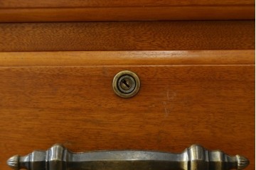 中古　美品　横浜クラシック家具　ダニエル(daniel)　上品な木肌が美しい重厚な両袖デスク　(R-084947)