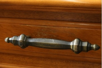 中古　美品　横浜クラシック家具　ダニエル(daniel)　上品な木肌が美しい重厚な両袖デスク　(R-084947)