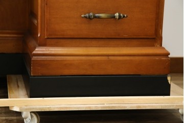 中古　美品　横浜クラシック家具　ダニエル(daniel)　上品な木肌が美しい重厚な両袖デスク　(R-084947)