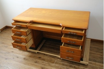 中古　美品　横浜クラシック家具　ダニエル(daniel)　上品な木肌が美しい重厚な両袖デスク　(R-084947)