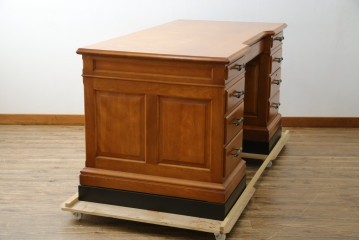 中古　美品　横浜クラシック家具　ダニエル(daniel)　上品な木肌が美しい重厚な両袖デスク　(R-084947)