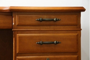 中古　美品　横浜クラシック家具　ダニエル(daniel)　上品な木肌が美しい重厚な両袖デスク　(R-084947)