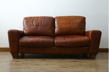 中古　ACME Furniture(アクメファニチャー)　FRESNO(フレスノ)　本革の味わい深い風合いが魅力の二人掛けソファ　定価約33万円　(R-084948)