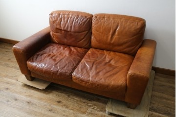 中古　ACME Furniture(アクメファニチャー)　FRESNO(フレスノ)　本革の味わい深い風合いが魅力の二人掛けソファ　定価約33万円相当　(R-084948)