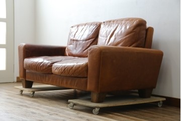 中古　ACME Furniture(アクメファニチャー)　FRESNO(フレスノ)　本革の味わい深い風合いが魅力の二人掛けソファ　定価約33万円相当　(R-084948)