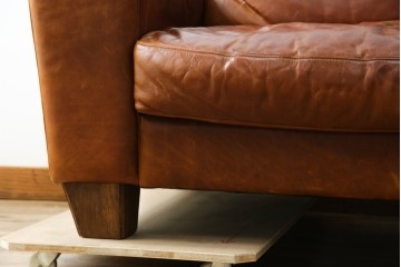 中古　ACME Furniture(アクメファニチャー)　FRESNO(フレスノ)　本革の味わい深い風合いが魅力の二人掛けソファ　定価約33万円相当　(R-084948)