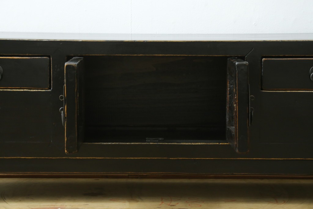 中古　韓国　李朝デザイン　素朴な金具が趣を添えるアンティーク調ローボード　(R-084949)