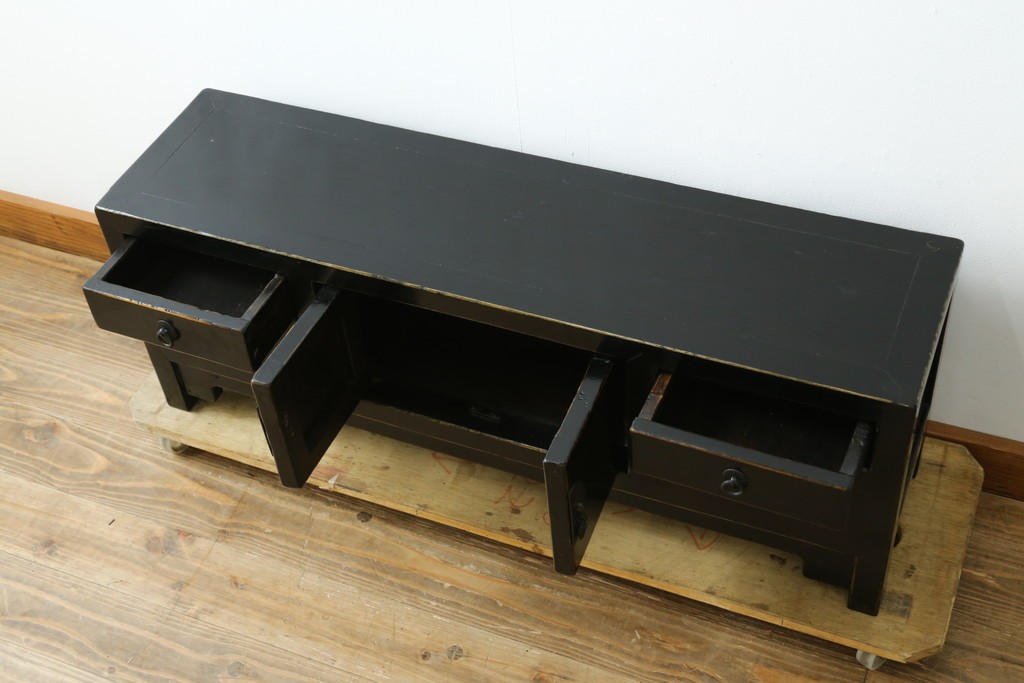 中古　韓国　李朝デザイン　素朴な金具が趣を添えるアンティーク調ローボード　(R-084949)