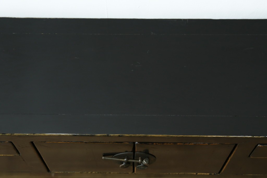 中古　韓国　李朝デザイン　素朴な金具が趣を添えるアンティーク調ローボード　(R-084949)