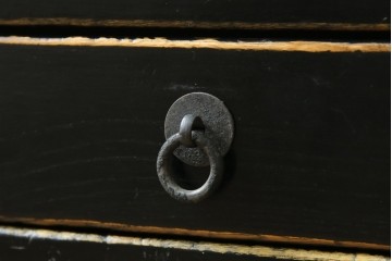 中古　韓国　李朝デザイン　素朴な金具が趣を添えるアンティーク調ローボード　(R-084949)