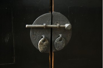 中古　韓国　李朝デザイン　素朴な金具が趣を添えるアンティーク調ローボード　(R-084949)