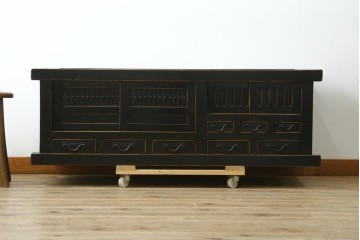 アジアンヴィンテージ　美品　趣ある塗りと味わい深い金具が映えるアンティーク調の水屋箪笥ローボード　(R-084950)
