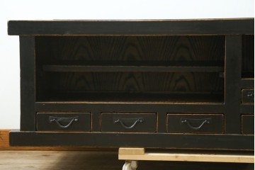 アジアンヴィンテージ　美品　趣ある塗りと味わい深い金具が映えるアンティーク調の水屋箪笥ローボード　(R-084950)