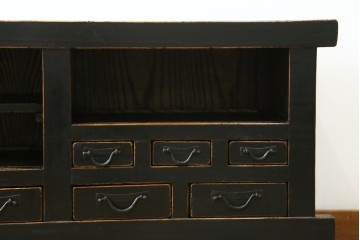 アジアンヴィンテージ　美品　趣ある塗りと味わい深い金具が映えるアンティーク調の水屋箪笥ローボード　(R-084950)
