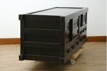 アジアンヴィンテージ　美品　趣ある塗りと味わい深い金具が映えるアンティーク調の水屋箪笥ローボード　(R-084950)