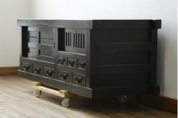 アジアンヴィンテージ　美品　趣ある塗りと味わい深い金具が映えるアンティーク調の水屋箪笥ローボード　(R-084950)