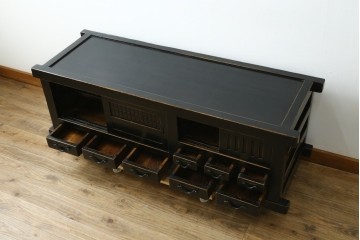 アジアンヴィンテージ　美品　趣ある塗りと味わい深い金具が映えるアンティーク調の水屋箪笥ローボード　(R-084950)
