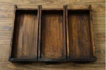 アジアンヴィンテージ　美品　趣ある塗りと味わい深い金具が映えるアンティーク調の水屋箪笥ローボード　(R-084950)